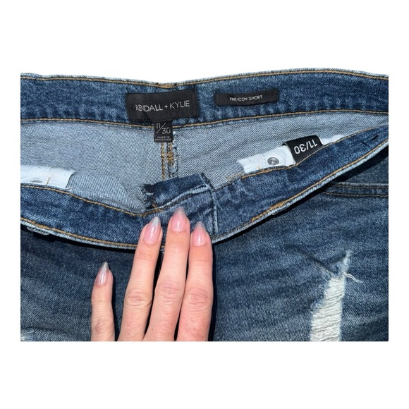 KENDALL + KYLIE The Icon Distressed Denim Shorts 30 NWOT - Picture 5 of 7